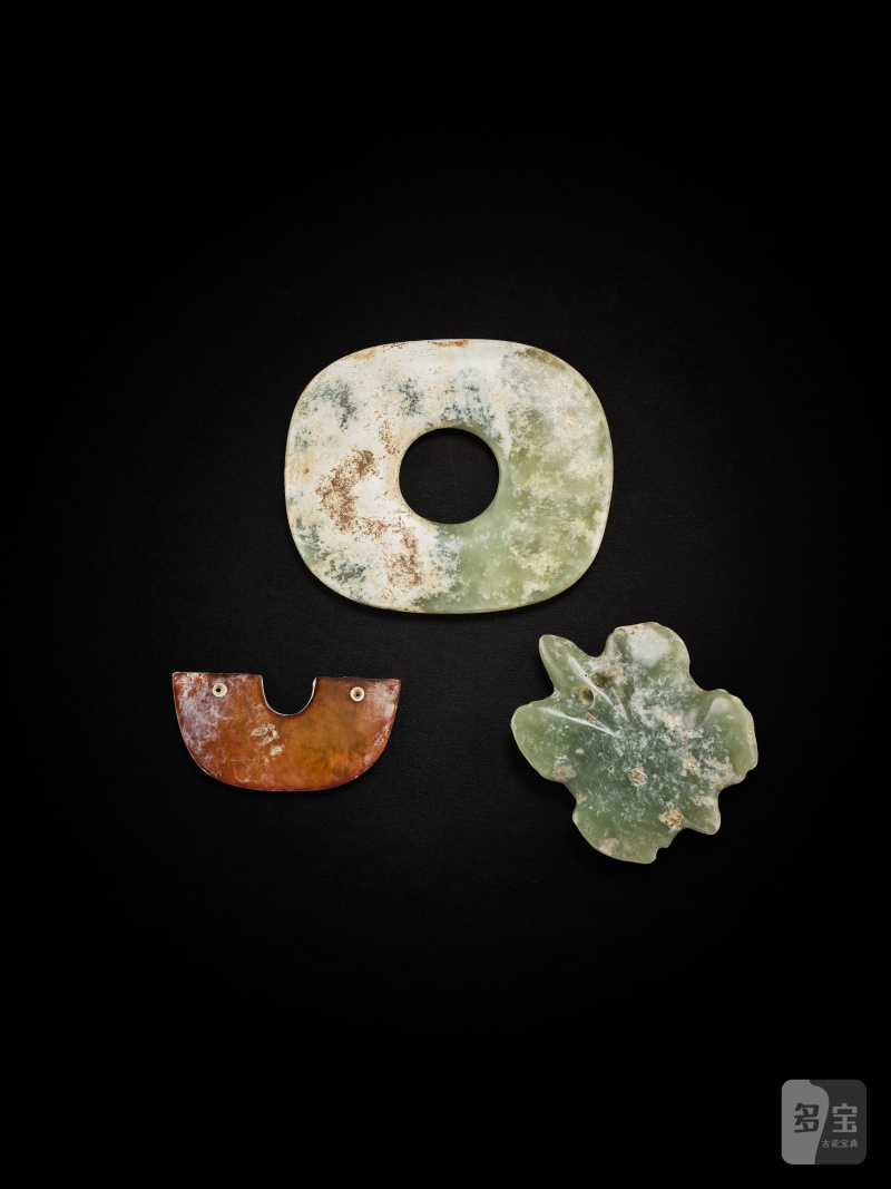 各式仿古玉器一組三件 | A GROUP OF THREE ARCHAISTIC JADE ORNAMENTS - 图2